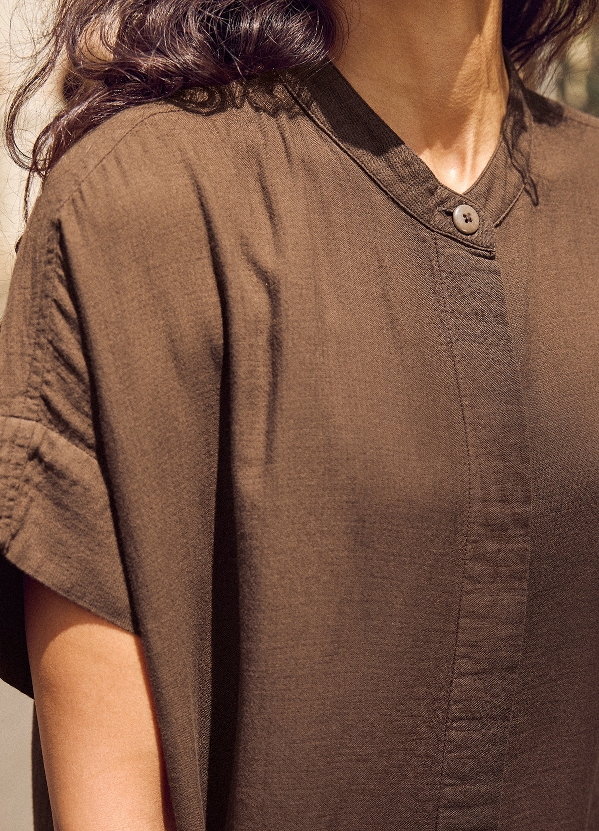 Bark Buttoned Shirt Kaftan, close-up of the button neckline and sleeve
