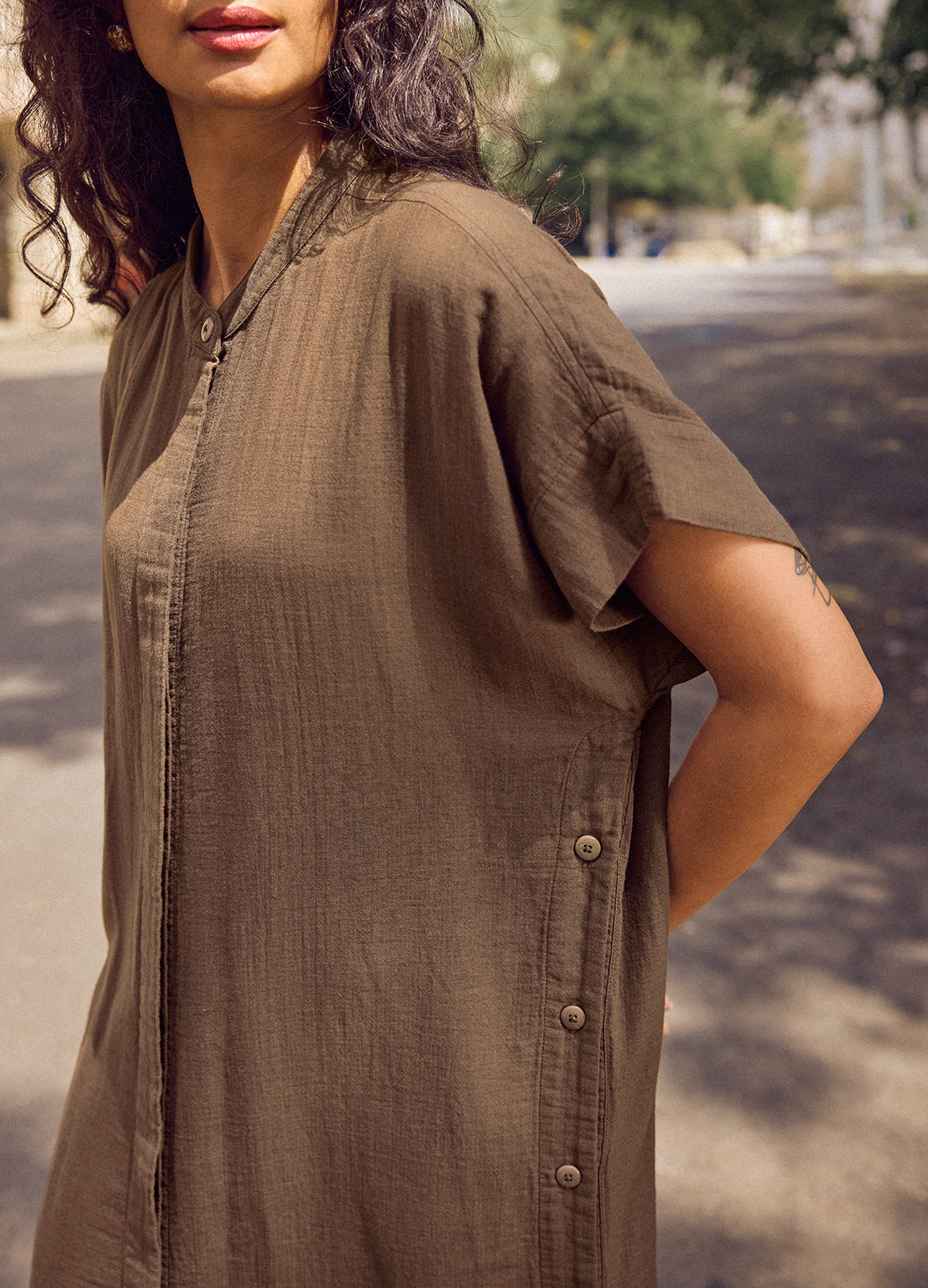 Bark Buttoned Shirt Kaftan, close-up of the mandarin collar and side button placket